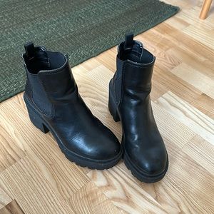 Black platform Chelsea boots